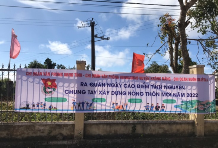 Chi đoàn Văn phòng UBND tỉnh hưởng ứng Ngày cao điểm “Tình nguyện chung tay xây dựng nông thôn mới”.